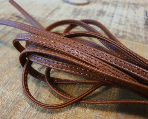 piatto ripiegato con cuciture ai lati piatto ripiegato con cuciture ai lati