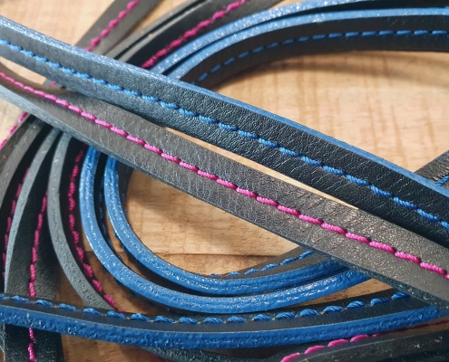 Bordo in pelle cucito e colorato ai lati
