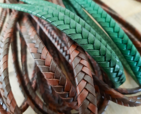 trecce in pelle spinate con diversi motivi trecce in pelle spinate con diversi motivi