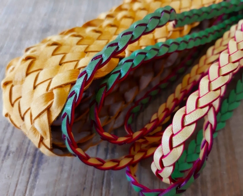 trecce e intrecciati a taglio vivo con colore ai lati trecce e intrecciati a taglio vivo con colore ai lati